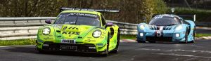 Zwei Fahrzeuge auf dem Nürburgring während einer ADAC Veranstaltung