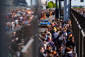 Ford Mustang bei NLS3 mit Fans